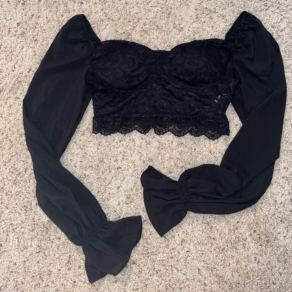 Long-sleeved, lace, padded crop top.